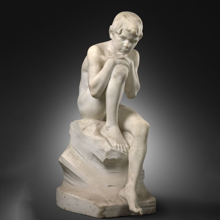 Statua di Bambino Sognante in Marmo Seduto su Roccia