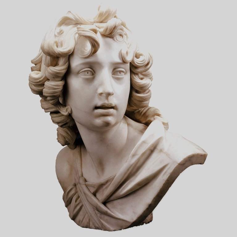Estátua de jovem em mármore com cabelos cacheados elaborados