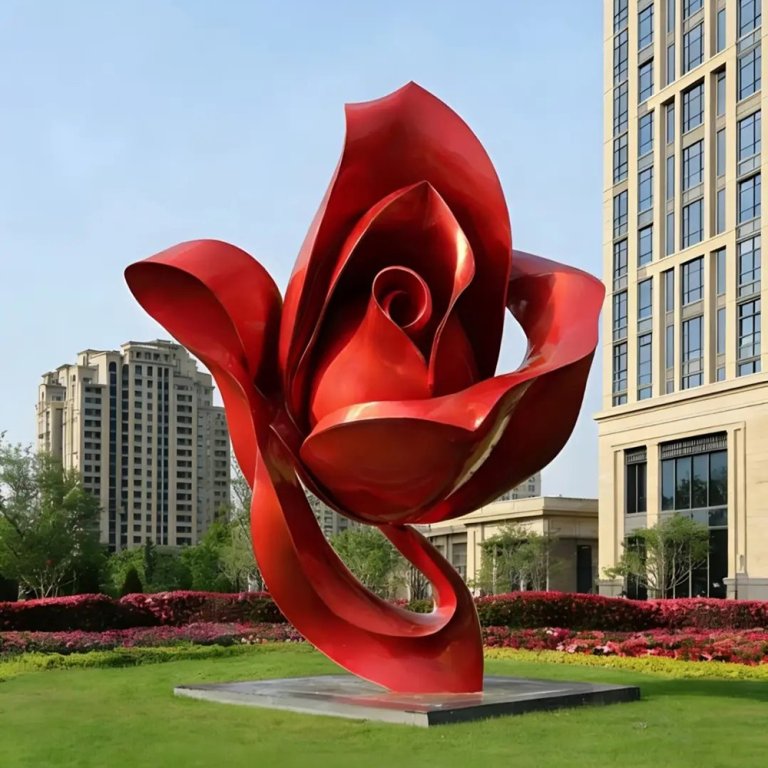 Sculpture de rose rouge avec pétales en acier inoxydable