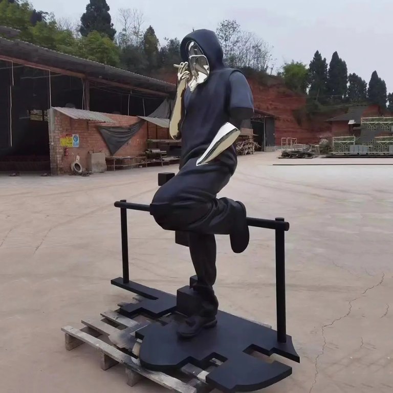 Statue de personnage encapuchonné en acier inoxydable avec visage miroir