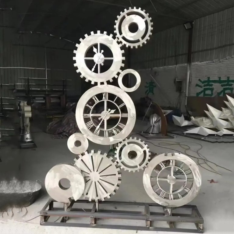 Sculpture d'horloge en métal en acier inoxydable avec engrenages