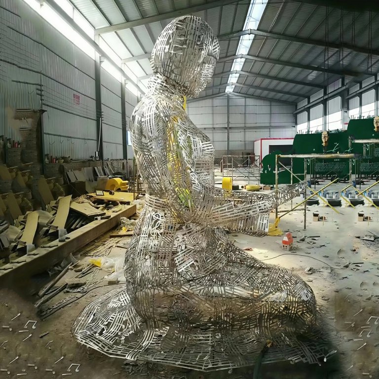 Sculpture de femme agenouillée en acier inoxydable avec treillis