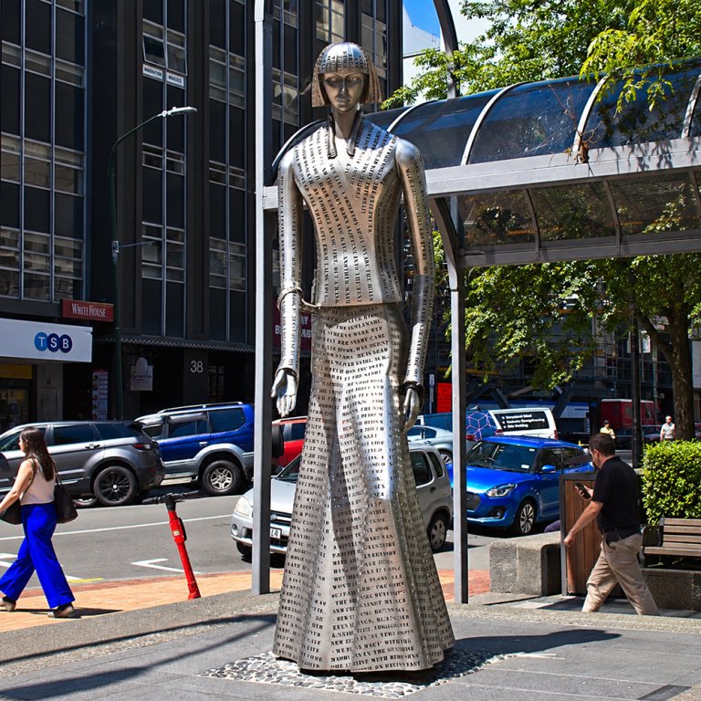 Statue Woman of Words avec acier inoxydable gravé
